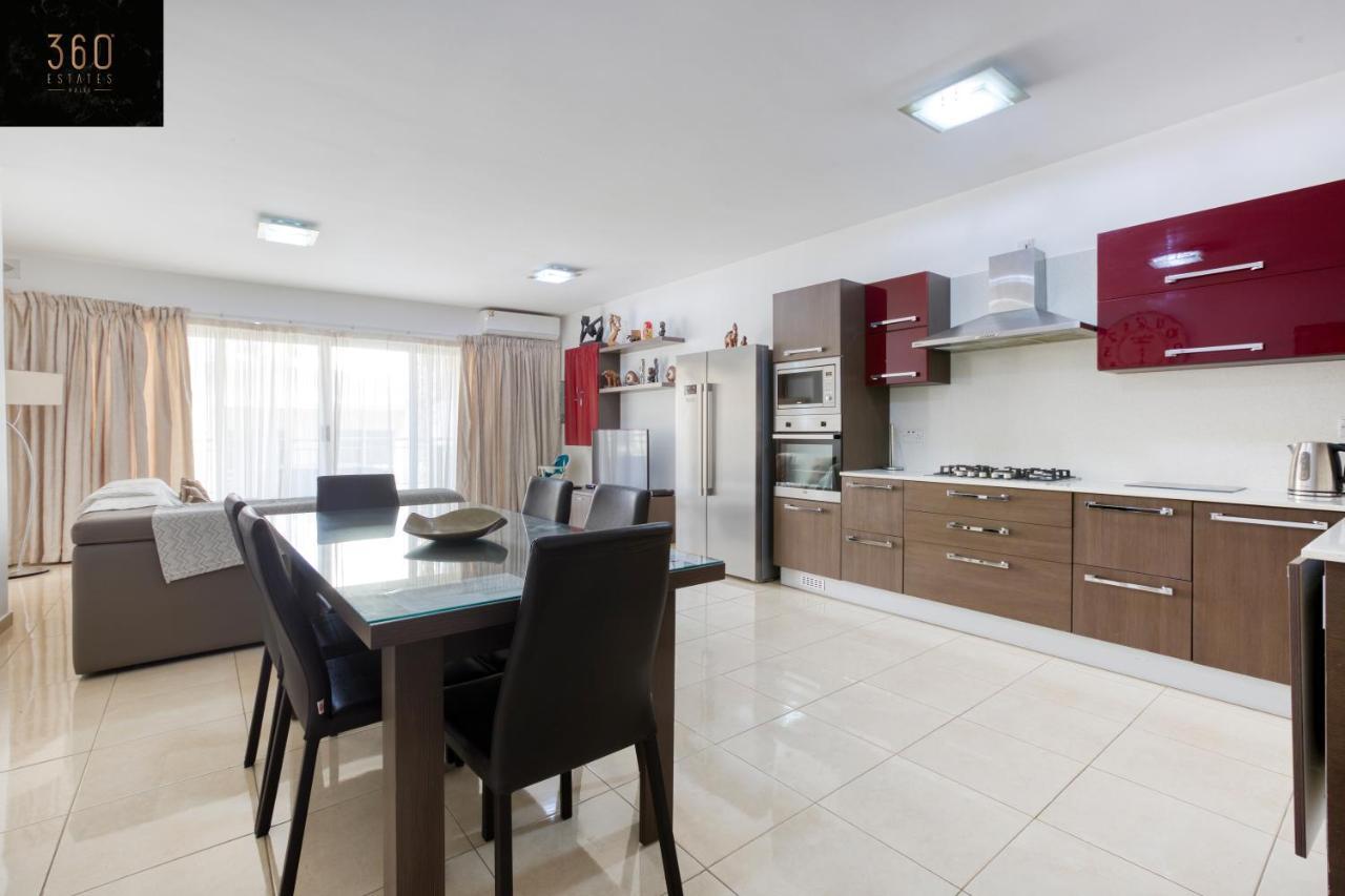 Charming Home Meters From The Seafront With Terrace By 360 Estates خليج سانت بول المظهر الخارجي الصورة