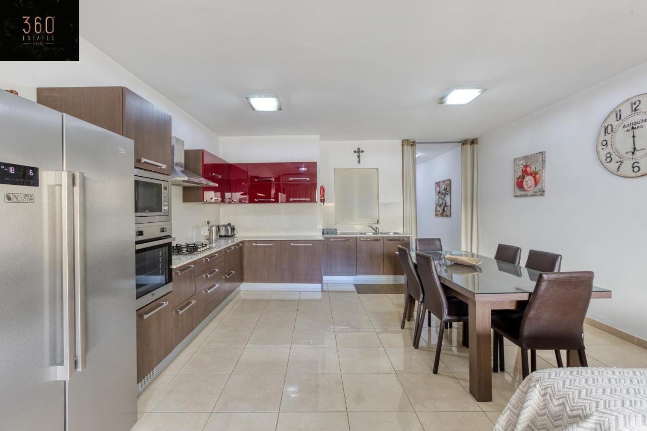 Charming Home Meters From The Seafront With Terrace By 360 Estates خليج سانت بول المظهر الخارجي الصورة