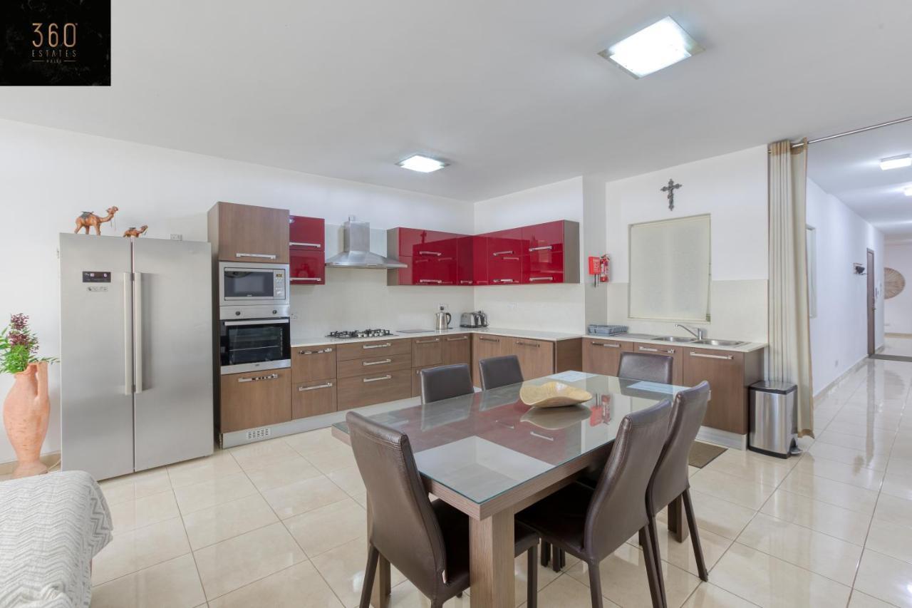 Charming Home Meters From The Seafront With Terrace By 360 Estates خليج سانت بول المظهر الخارجي الصورة