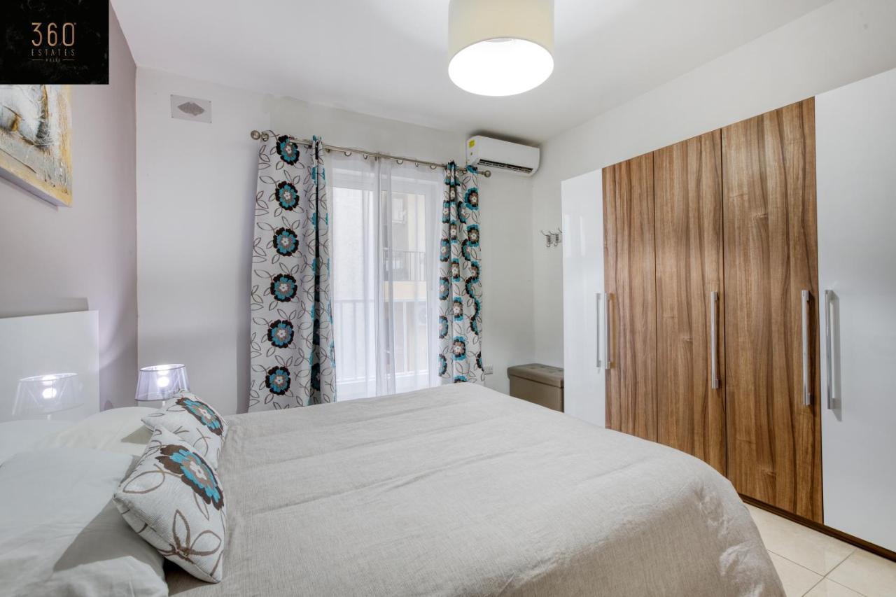 Charming Home Meters From The Seafront With Terrace By 360 Estates خليج سانت بول المظهر الخارجي الصورة